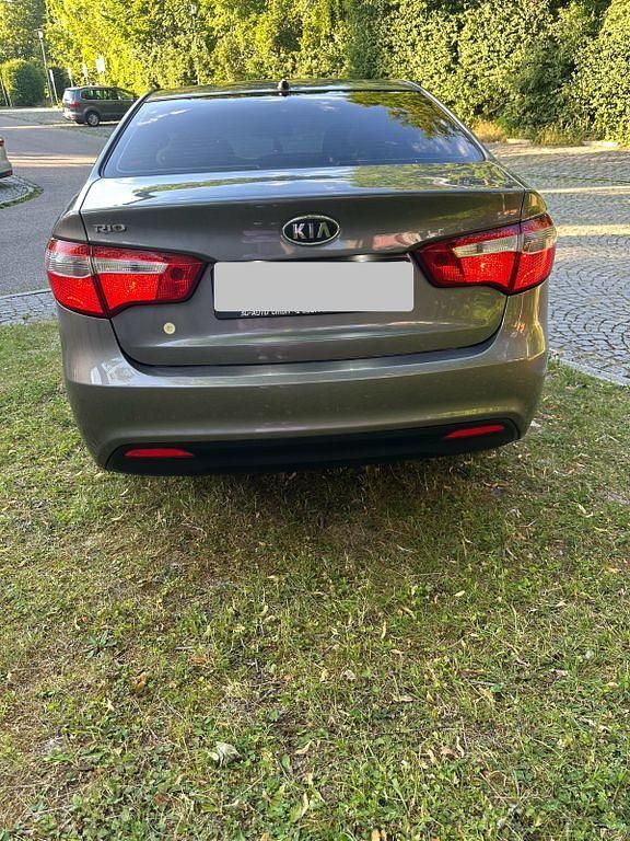 Grau Gebraucht 2012 Kia Rio Spirit Limousine | 4.950 € - Bild 1/4