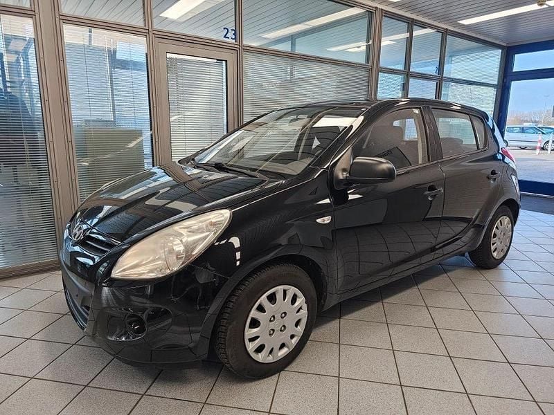 Gebraucht Hyundai i20 77 PS (56 kW) 2012 Schwarz (metallic) Kleinwagen