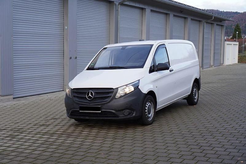 Weiß Gebraucht 2017 Mercedes Vito Van / Kleinbus | 14.800 € (Fairer Preis) - Bild 1/4