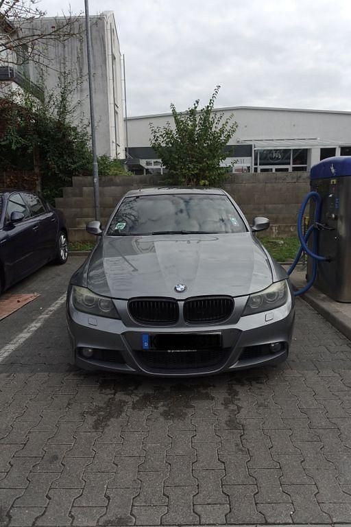 Grau Gebraucht 2009 BMW 320 Limousine | 2.000 € (Superpreis) - Bild 1/4
