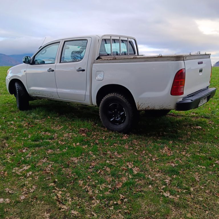 Weiß Gebraucht 2007 Toyota HiLux Abholung | 10.700 € (Etwas zu teuer) - Bild 1/4