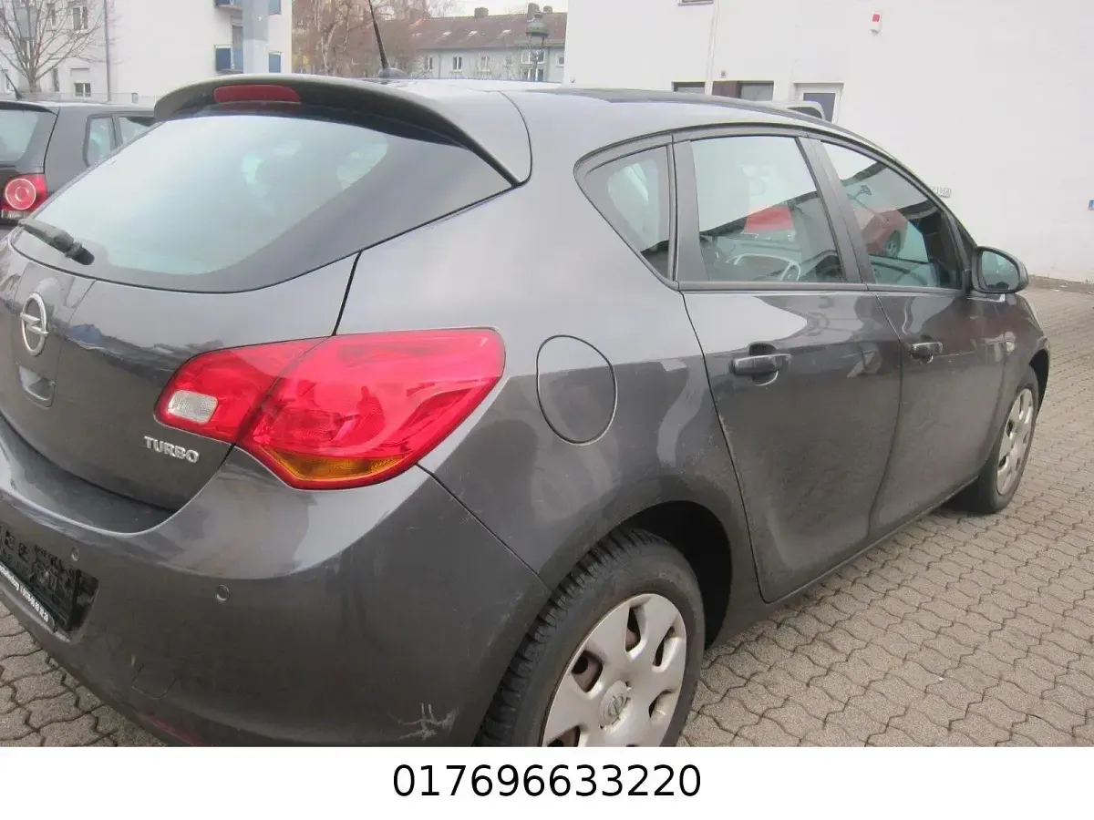 Używany Opel Astra Edition 140 KM (102 kW) 2012 Szary Sedan/Limuzyna