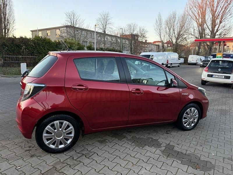 Rot Gebraucht 2013 Toyota Yaris Hybrid Life Limousine | 7.550 € (Superpreis) - Bild 1/4