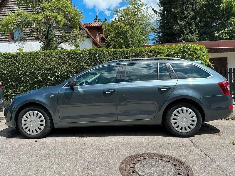 Grau Gebraucht 2016 Skoda Octavia Kombi | 11.500 € (Guter Preis) - Bild 1/4