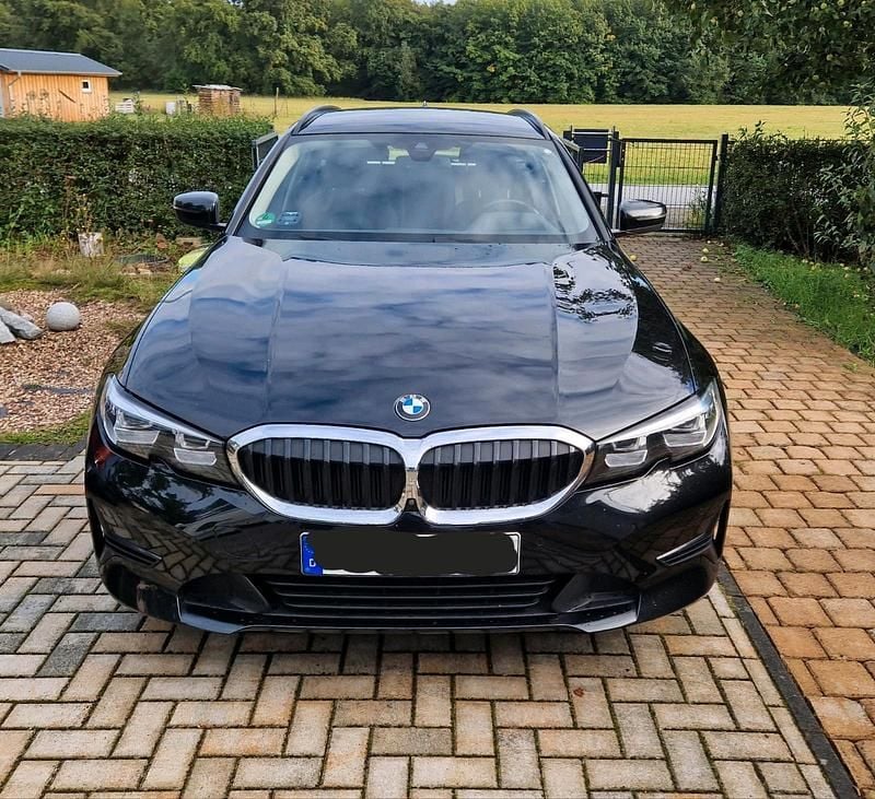 Schwarz Gebraucht 2020 BMW 320 Kombi | 19.500 € (Superpreis) - Bild 1/4