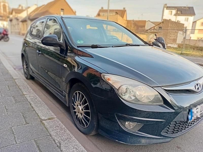 Schwarz Gebraucht 2010 Hyundai i30 Limousine | 1.900 € (Superpreis) - Bild 1/4
