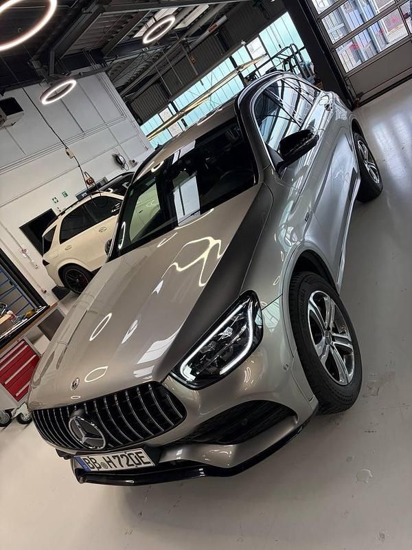 Grau Gebraucht 2021 Mercedes GLC300 AMG line SUV | 32.000 € (Fairer Preis) - Bild 1/4