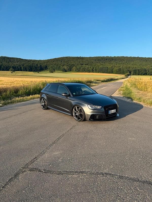 Grau Gebraucht 2015 Audi RS3 Kleinwagen | 30.900 € (Fairer Preis) - Bild 1/4