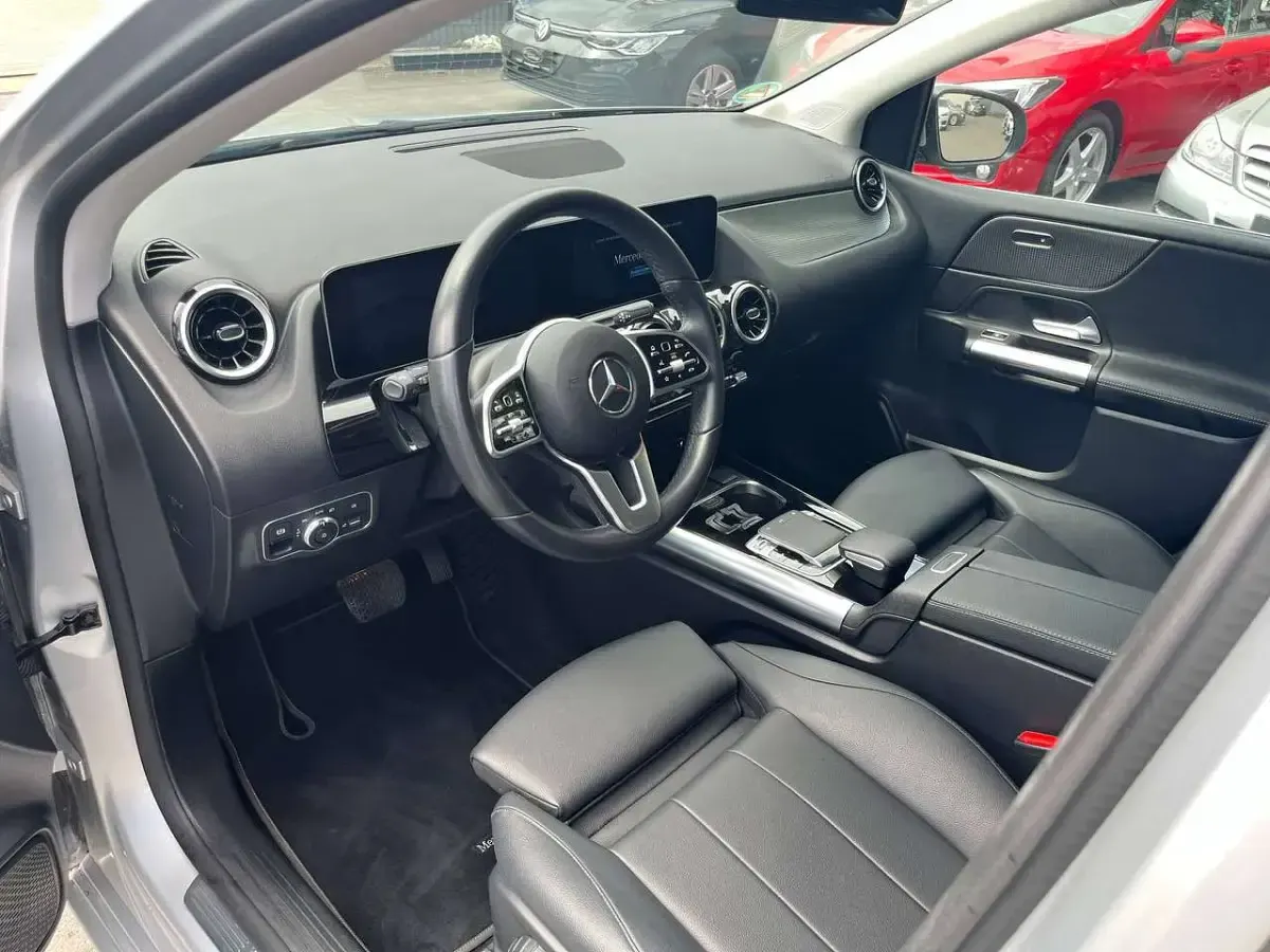 Gebraucht Mercedes B180 136 PS (100 kW) 2019 Iridiumsilber  metalliclack Kleinwagen
