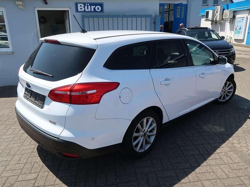 Gebraucht Ford Focus Titanium 125 PS (91 kW) 2017 Frostweiß Kombi