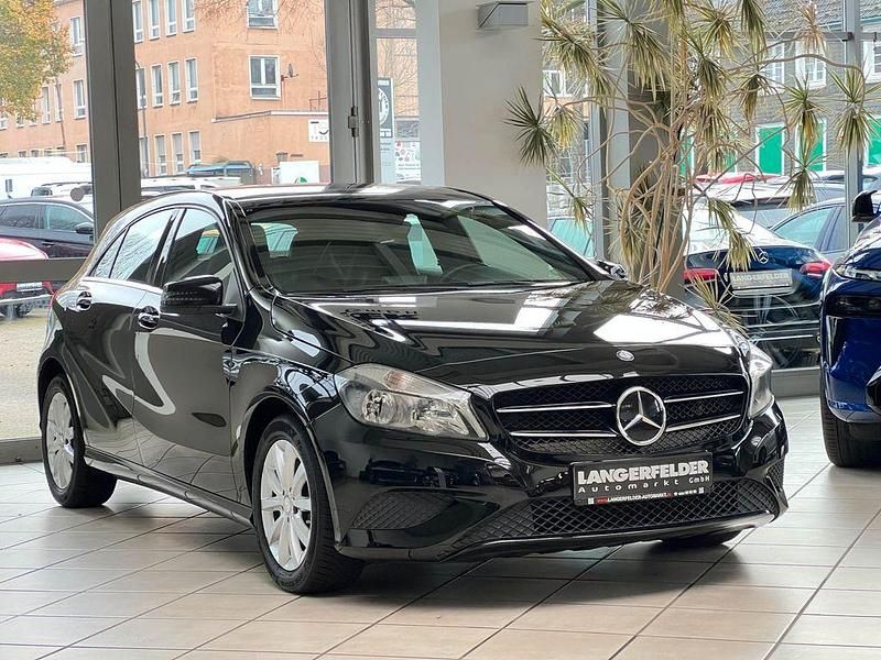 Kosmosschwarz metalliclack Gebraucht 2014 Mercedes A180 Style Limousine | 14.999 € (Etwas zu teuer) - Bild 1/4