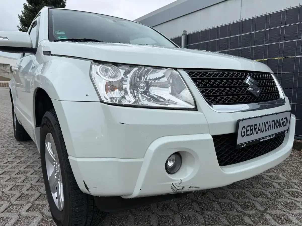 Gebraucht Suzuki Grand Vitara 129 PS (94 kW) 2011 Weiß SUV
