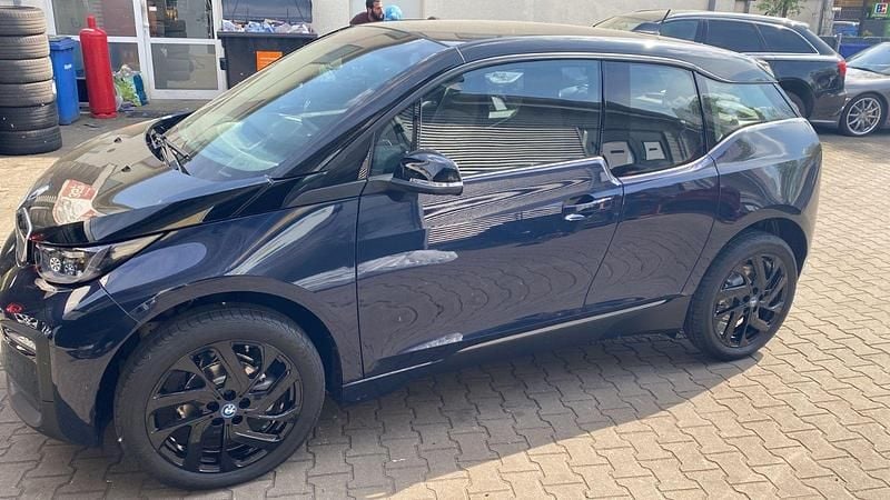 Blau Gebraucht 2022 BMW i3 Kleinwagen | 21.700 € (Etwas zu teuer) - Bild 1/1