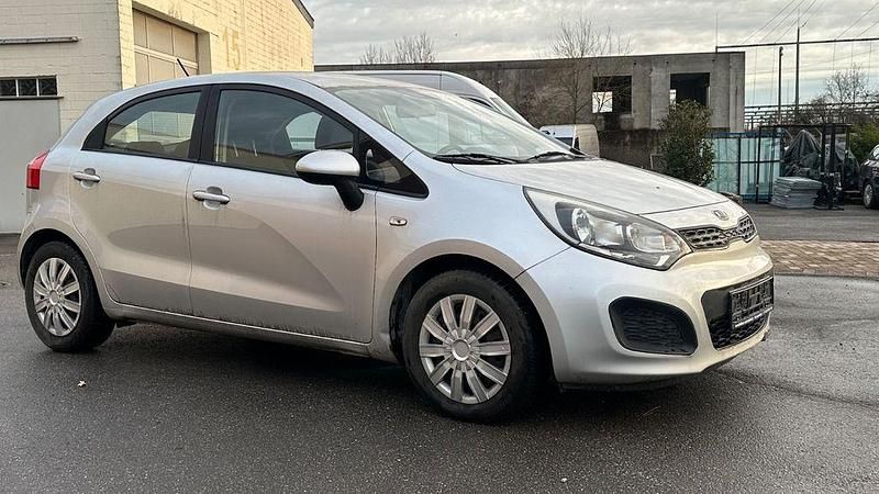 Gebraucht Kia Rio Edition 7 86 PS (63 kW) 2012 Brilliantsilber met. Limousine