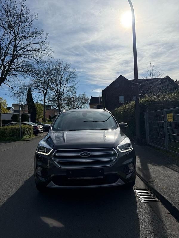 Gebraucht Ford Kuga Titanium 182 PS (133 kW) 2018 Grau SUV