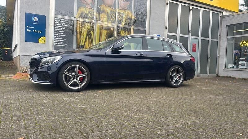 Grau Gebraucht 2016 Mercedes C220 AMG line Limousine | 21.500 € (Teuer) - Bild 1/1