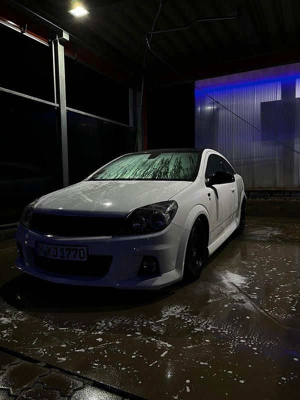 Weiß Gebraucht 2009 Opel Astra GTC Coupé | 2.950 € (Etwas zu teuer) - Bild 1/4