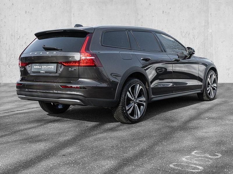 Gebraucht Volvo V60 CC Ultimate 197 PS (144 kW) 2024 Platinum grey / metallic Kombi