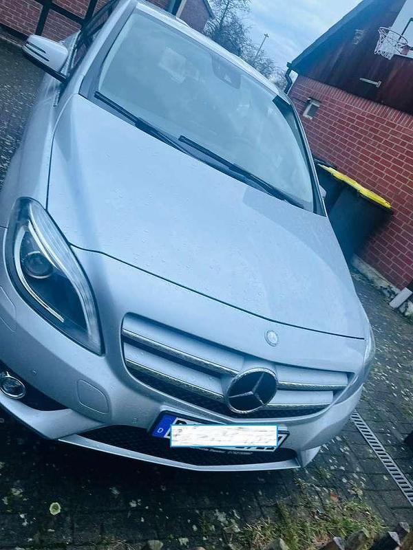 Gebraucht Mercedes B180 122 PS (89 kW) 2013 Silber Van / Kleinbus