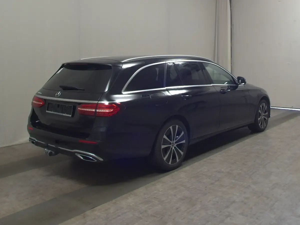 Gebraucht Mercedes E300 Avantgarde 306 PS (225 kW) 2022 Schwarz Limousine