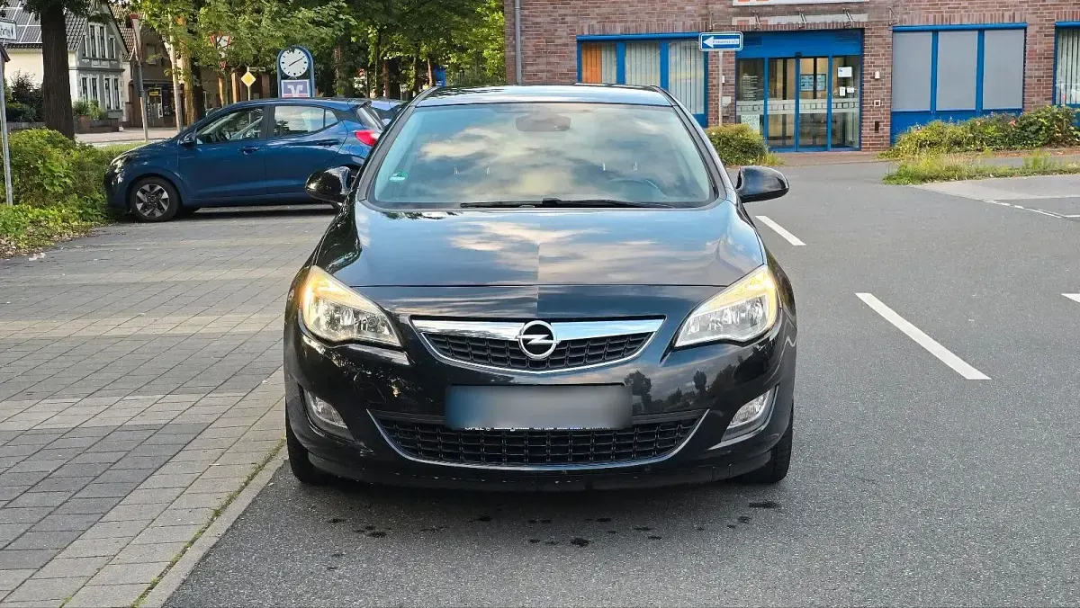 Gebraucht Opel Astra 125 PS (91 kW) 2012 Schwarz Limousine