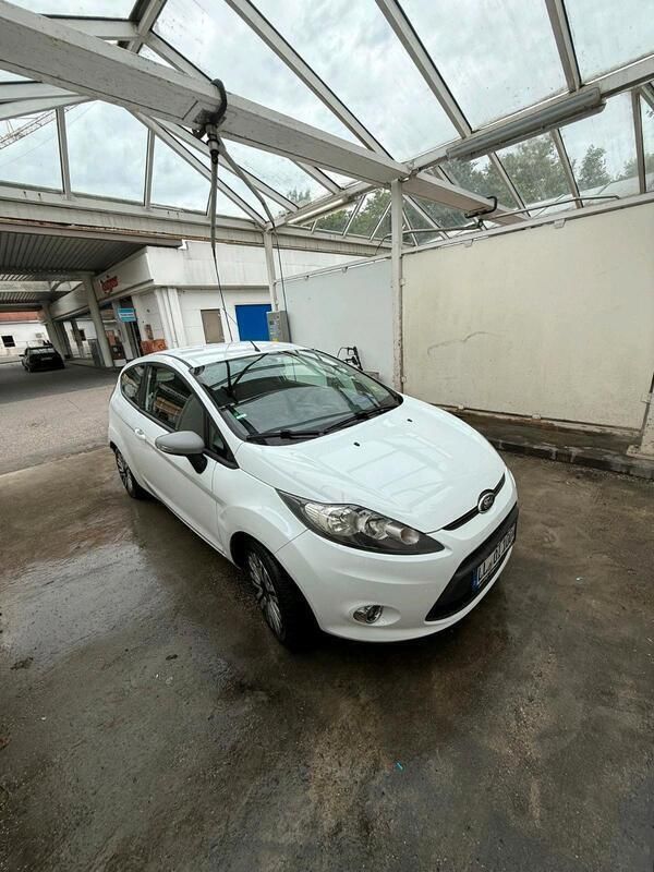 Weiß Gebraucht 2012 Ford Fiesta Kleinwagen | 3.200 € (Etwas zu teuer) - Bild 1/4