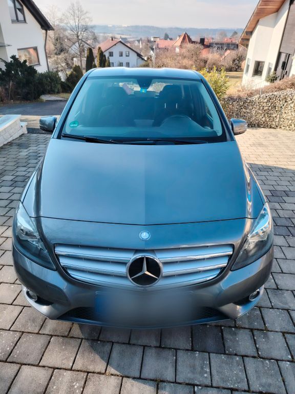 Grau Gebraucht 2011 Mercedes B180 Van / Kleinbus | 9.500 € (Etwas zu teuer) - Bild 1/4