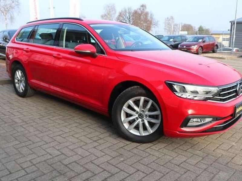 Gebraucht VW Passat 122 PS (89 kW) 2023 Rot Kombi