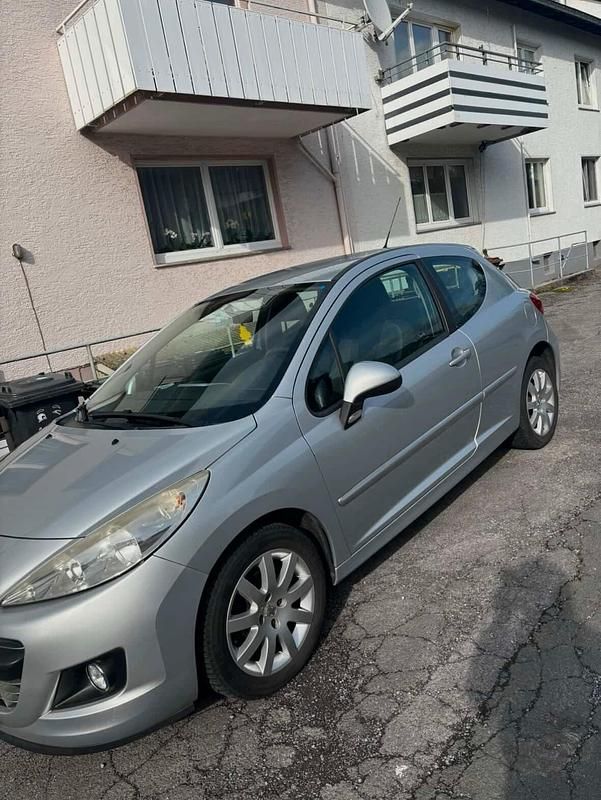 Gebraucht Peugeot 207 95 PS (69 kW) 2011 Silber Kleinwagen