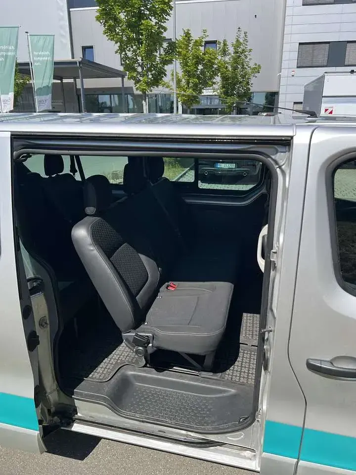 Gebraucht Opel Vivaro 125 PS (91 kW) 2017 Silber Van / Kleinbus