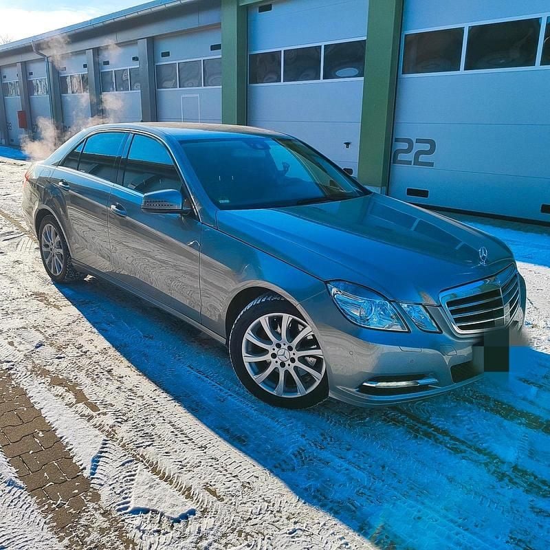 Grau Gebraucht 2012 Mercedes E300 Limousine | 7.800 € (Fairer Preis) - Bild 1/4