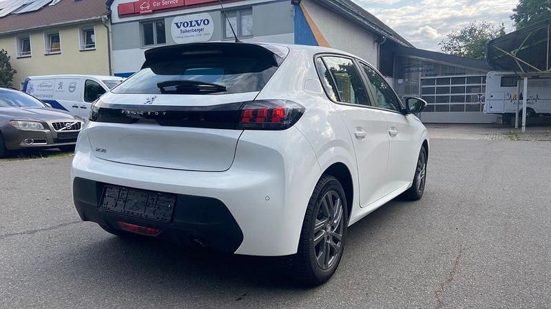 Gebraucht Peugeot 208 Active 75 PS (55 kW) 2021 Weiß Kleinwagen