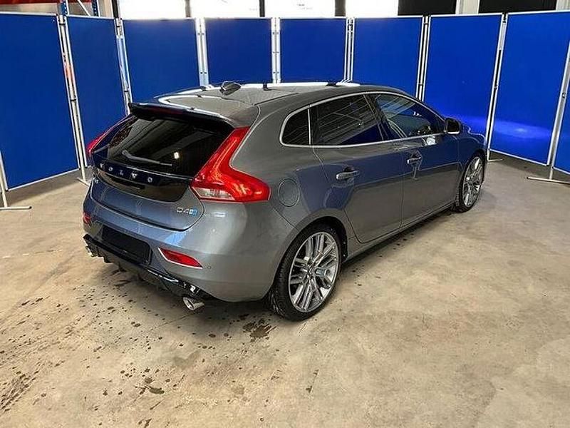 Gebraucht Volvo V40 Momentum 190 PS (139 kW) 2018 Osmium grey / metallic Kombi