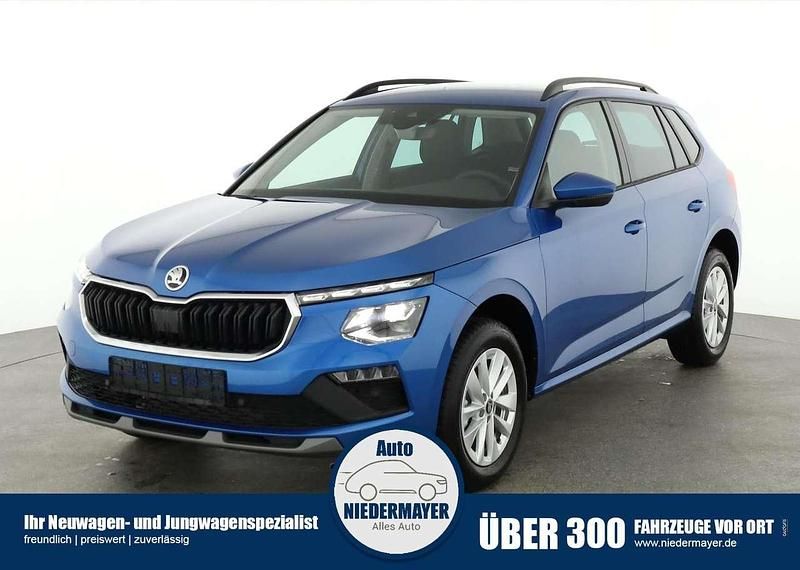 Race blau metallic Neu 2025 Skoda Kamiq Selection SUV | 26.995 € (Fairer Preis) - Bild 1/4