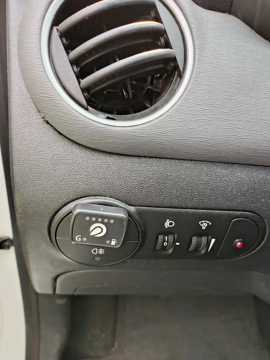 Gebraucht Hyundai i10 69 PS (50 kW) 2013 Weiß Kleinwagen
