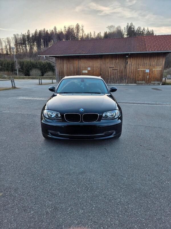 Schwarz Gebraucht 2011 BMW 118 Kleinwagen | 5.800 € (Superpreis) - Bild 1/4