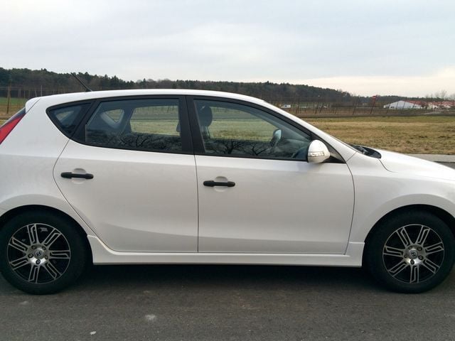 Gebraucht Hyundai i30 Edition 90 PS (66 kW) 2011 Weiß Limousine