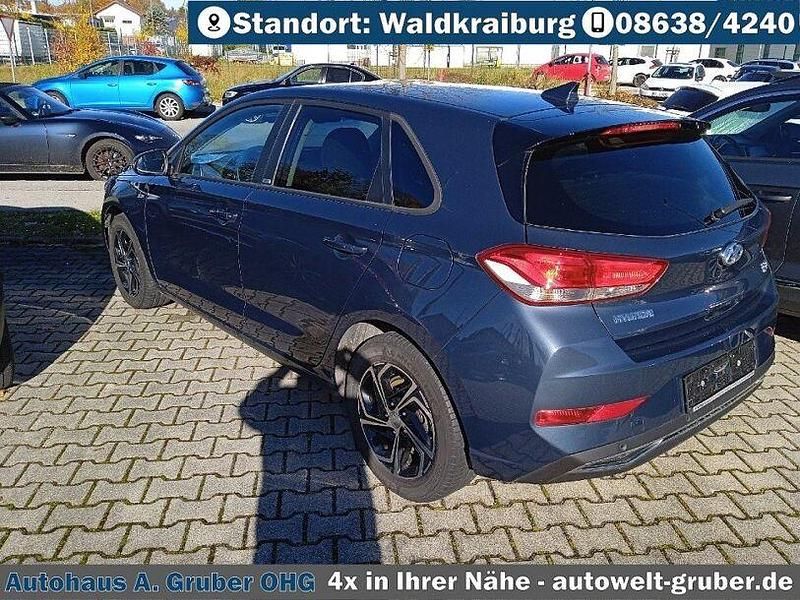 Gebraucht Hyundai i30 Intro Edition 120 PS (88 kW) 2021 Teal blue Limousine