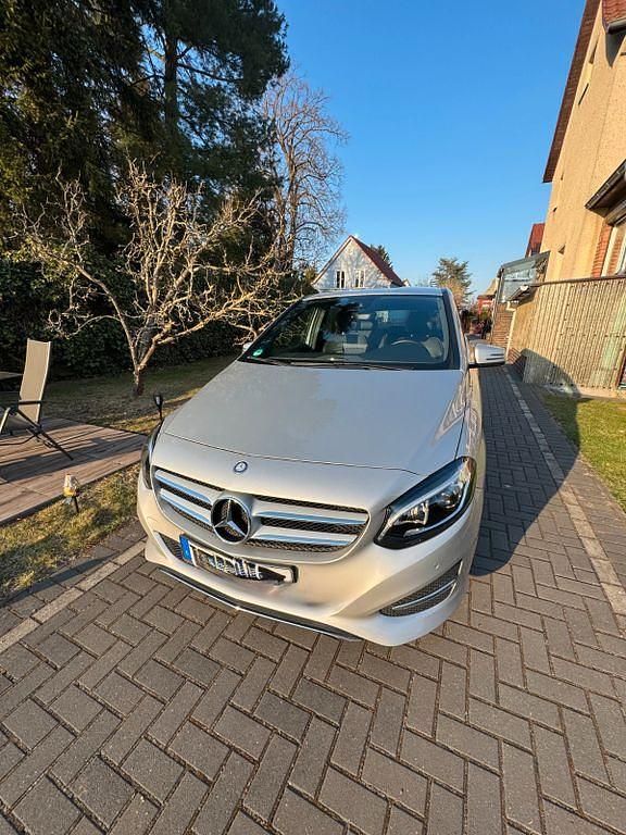 Gebraucht Mercedes B180 109 PS (80 kW) 2016 Silber Van / Kleinbus