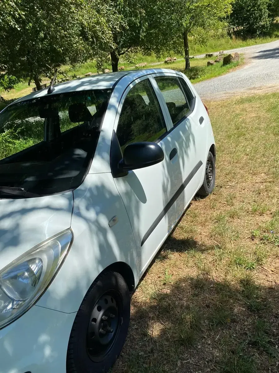 Gebraucht Hyundai i10 69 PS (50 kW) 2011 Weiß Kleinwagen