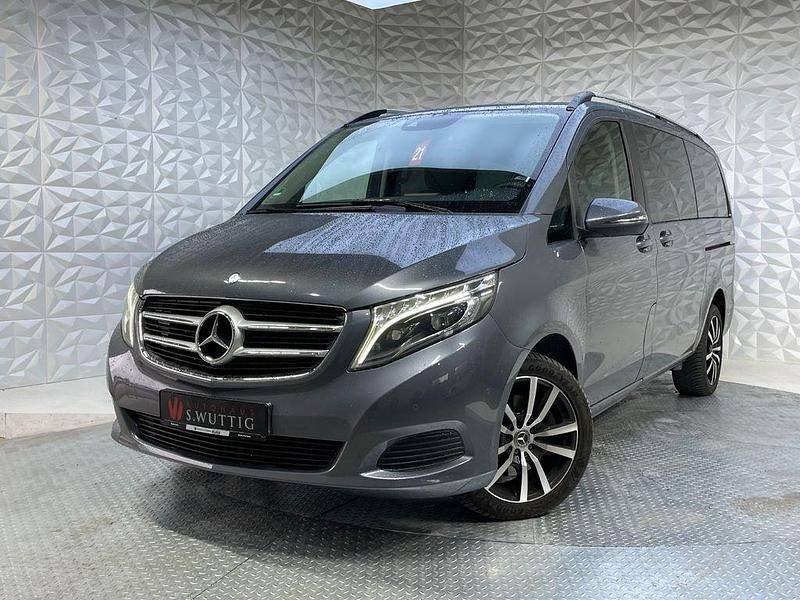 Grau Gebraucht 2016 Mercedes V250 Van / Kleinbus | 26.700 € (Guter Preis) - Bild 1/4