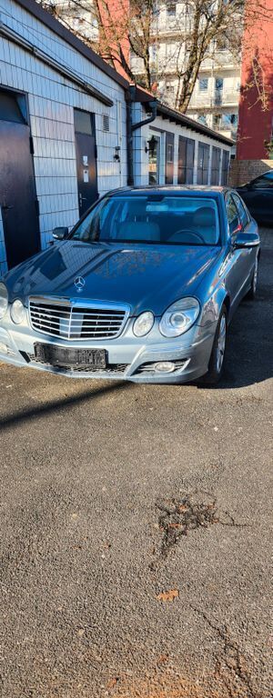 Blau Gebraucht 2006 Mercedes E500 Limousine | 12.500 € (Etwas zu teuer) - Bild 1/4
