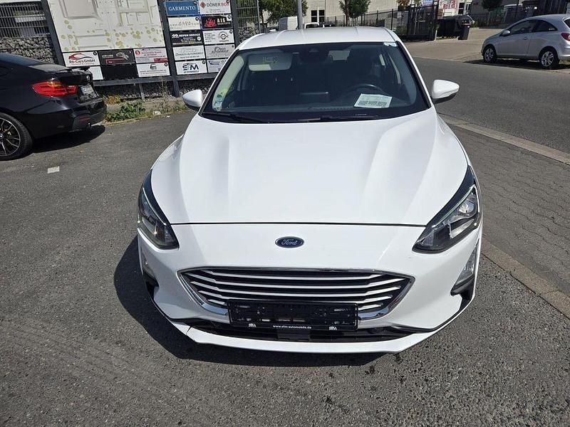 Weiß Gebraucht 2019 Ford Focus Limousine | 10.990 € (Guter Preis) - Bild 1/4