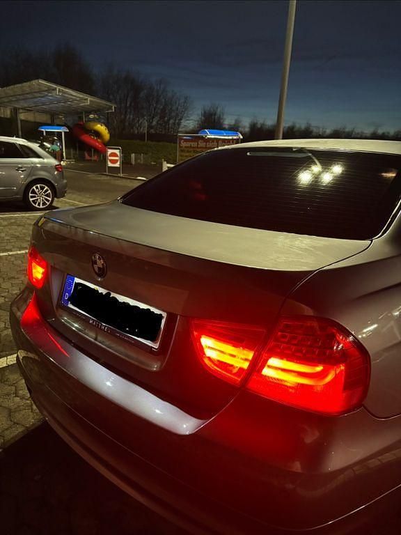 Gebraucht BMW 318 143 PS (105 kW) 2011 Grau Limousine