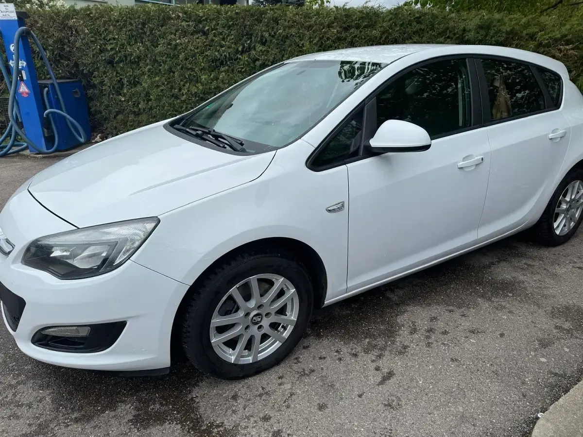 Gebraucht Opel Astra 110 PS (80 kW) 2013 Weiß Limousine