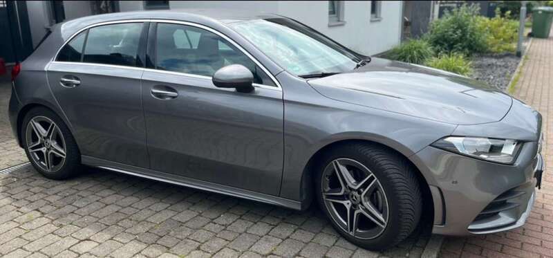 Grau Gebraucht 2019 Mercedes A180 AMG line Limousine | 25.990 € (Fairer Preis) - Bild 1/4