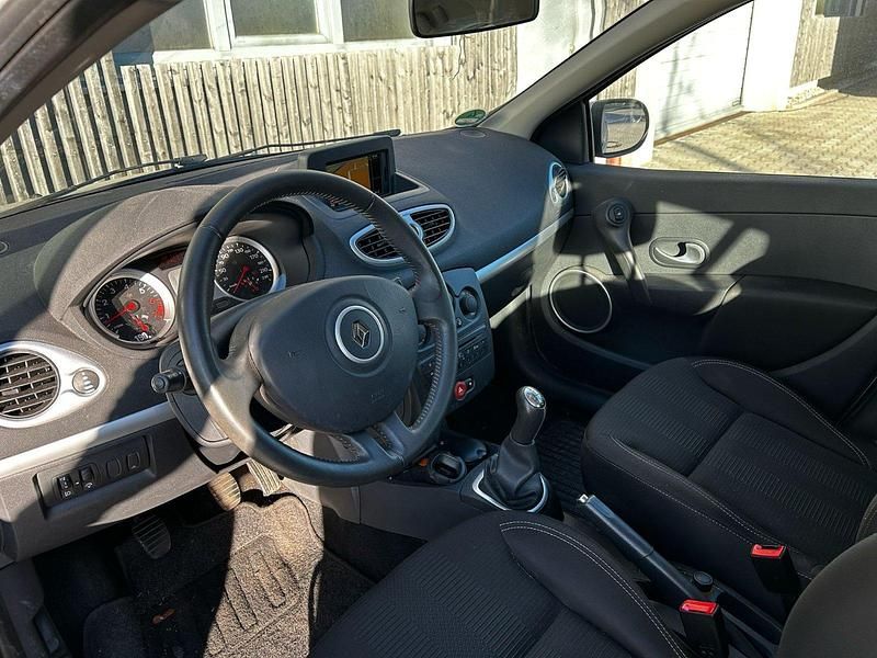 Gebraucht Renault Clio II 100 PS (73 kW) 2011 Grau Limousine