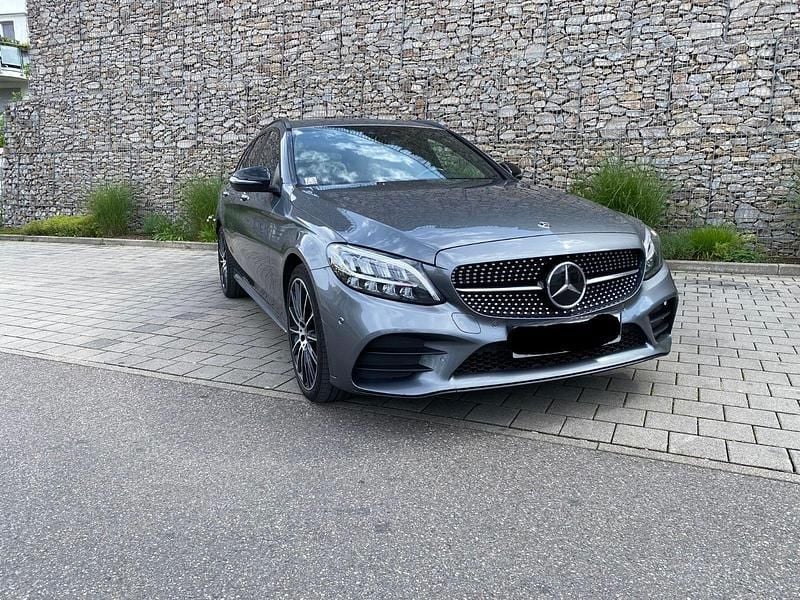 Grau Gebraucht 2019 Mercedes C300 Kombi | 20.800 € (Fairer Preis) - Bild 1/4