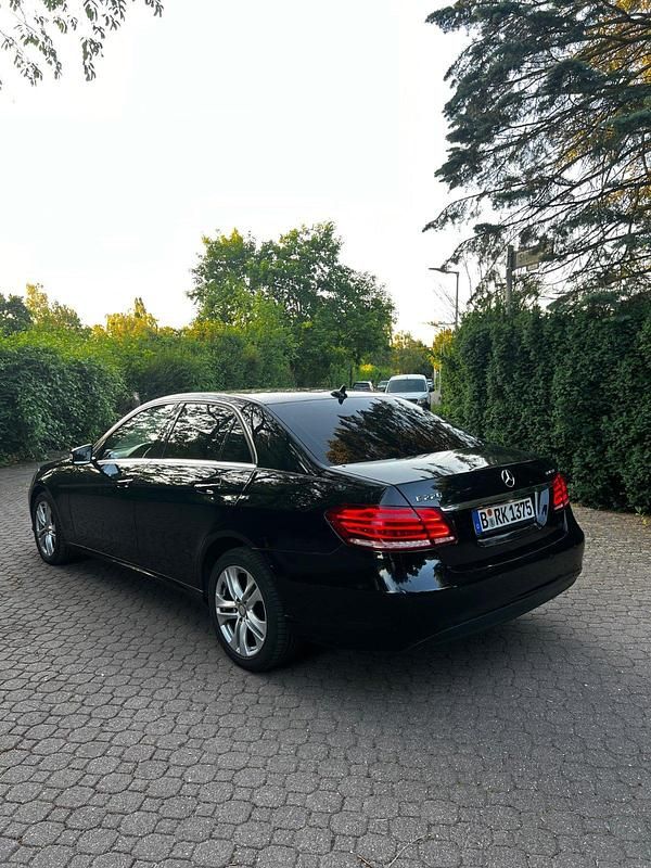 Schwarz Gebraucht 2014 Mercedes E220 Limousine | 14.600 € (Fairer Preis) - Bild 1/4
