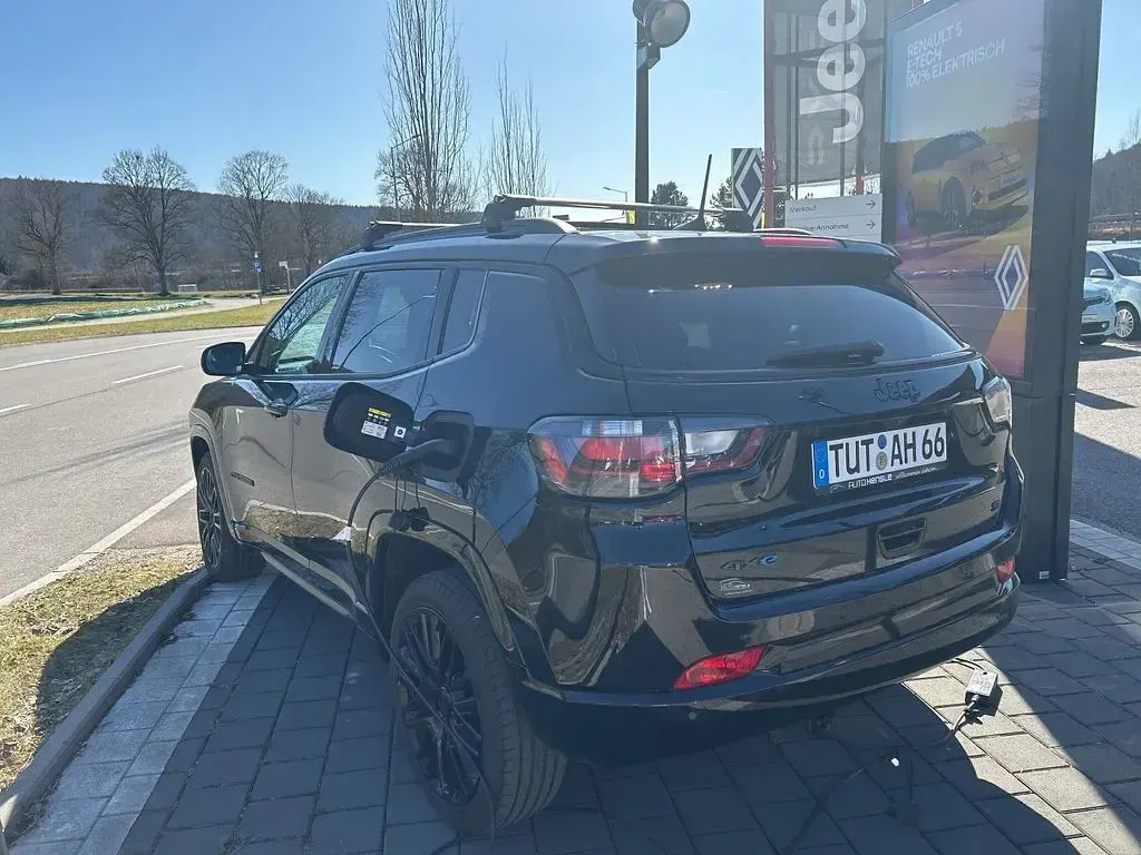 Second-hand Jeep Compass 179 CP (131 kW) 2023 Negru SUV